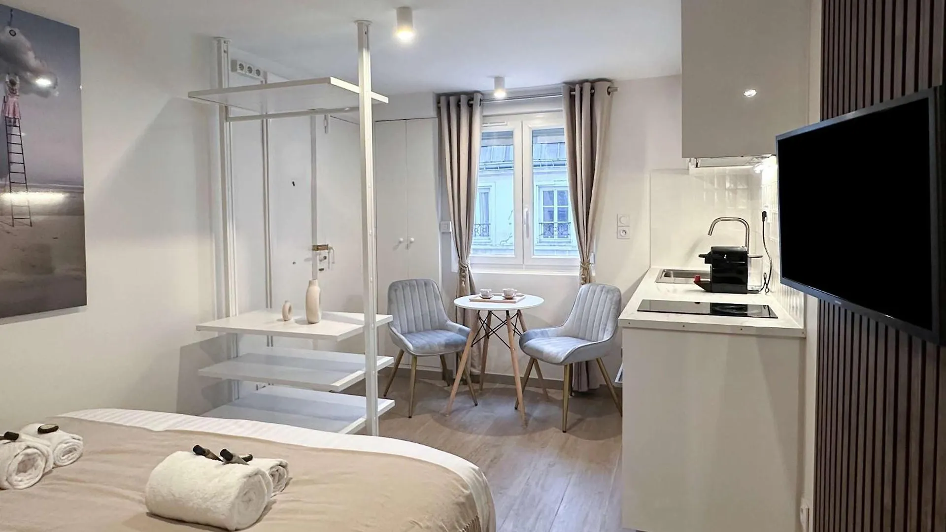 아파트 Brand New Properties Near La Madeleine ! 파리